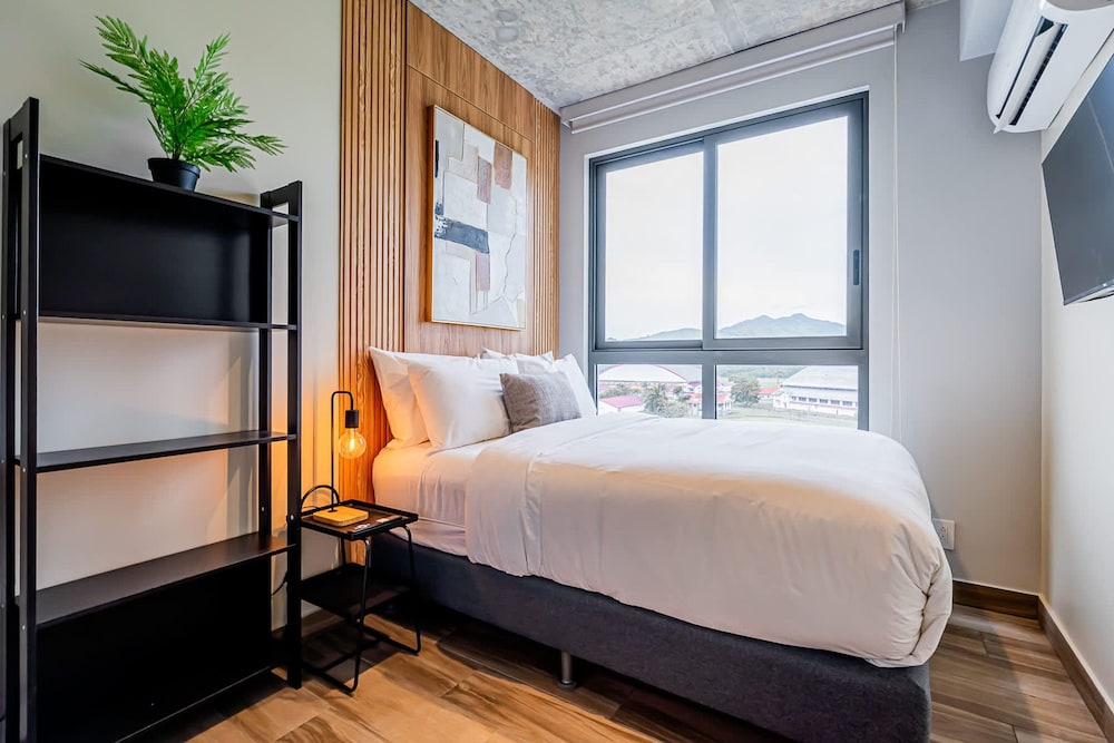 w Trendy 2BR w Balcony in the Heart of Centriqo