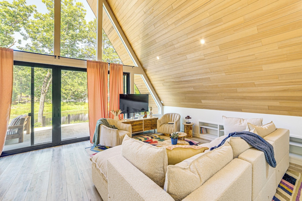 A-frame Cabin w/ Deck Near Cedar Creek Lake
