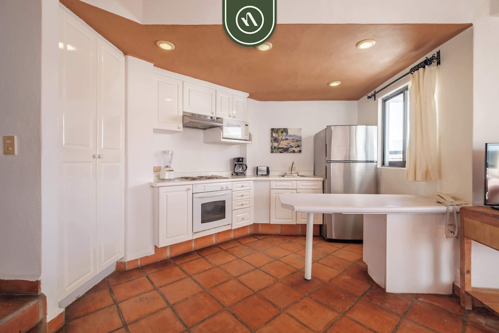 Amazing 2 BR Condo - Partial Oceanview - Pool