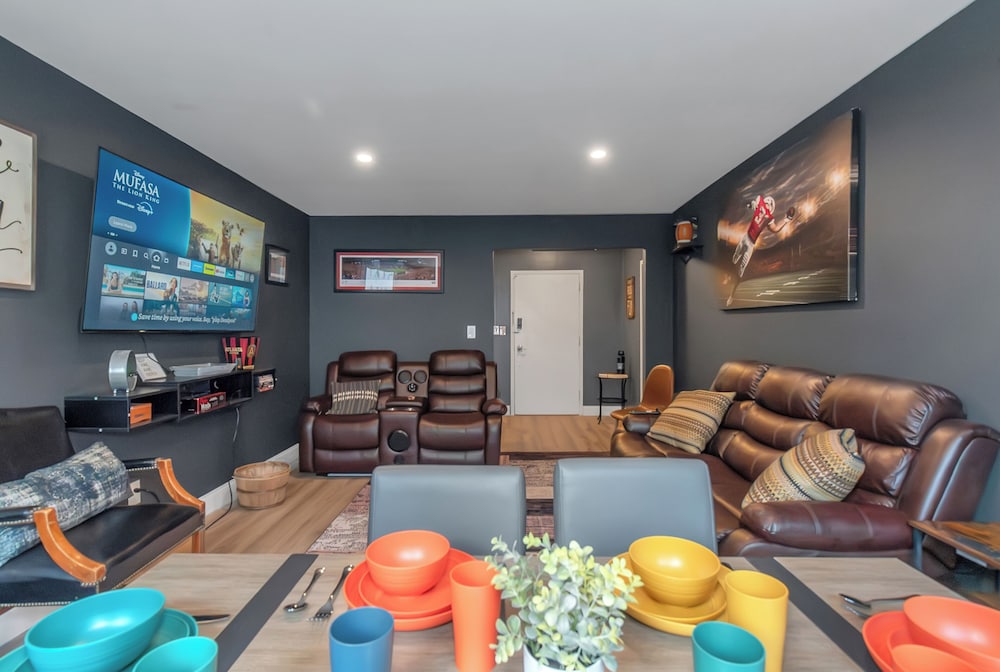 Lux 2BR Condo w/ King Beds DTWN