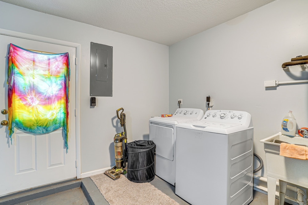 Group Getaway w/ Deck & Yard in Lakeland!