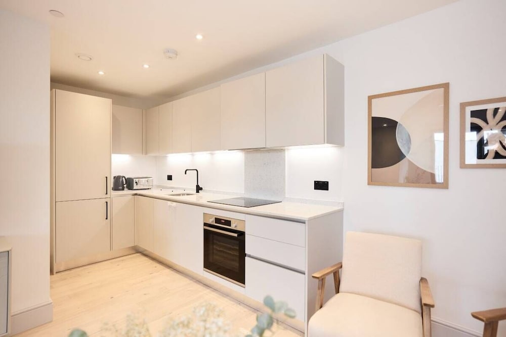The South Wimbledon Escape - Lovely 3bdr With Balcony