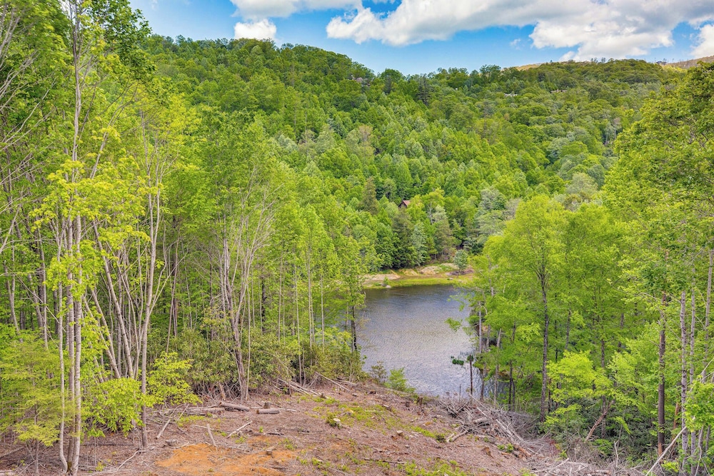 Lakefront Cabin in Elk Park w/ Hot Tub & Mtn Views