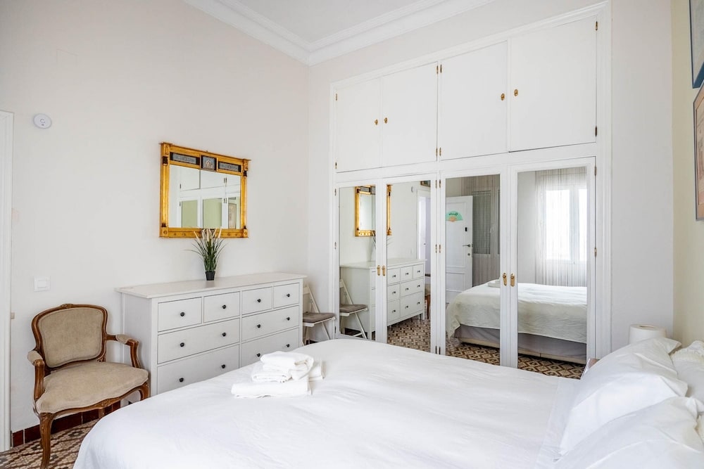 Cheerful 6 Bedroom House in Seville With Terraces