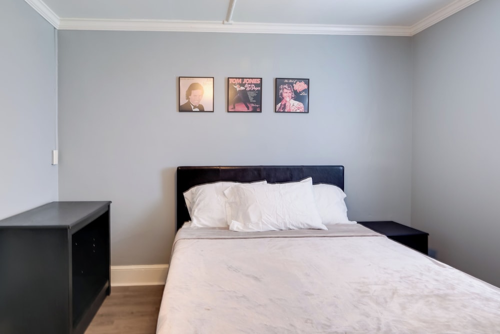 Near Shops, Eats & Trails: Loudon County Apt!