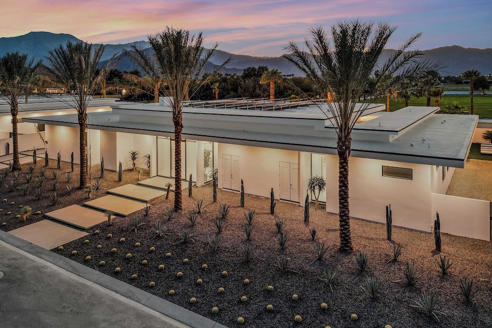 Sleeps 31 2 Luxury Villas w/ Pool + Spa, Putting Green Bravo by Avantstay