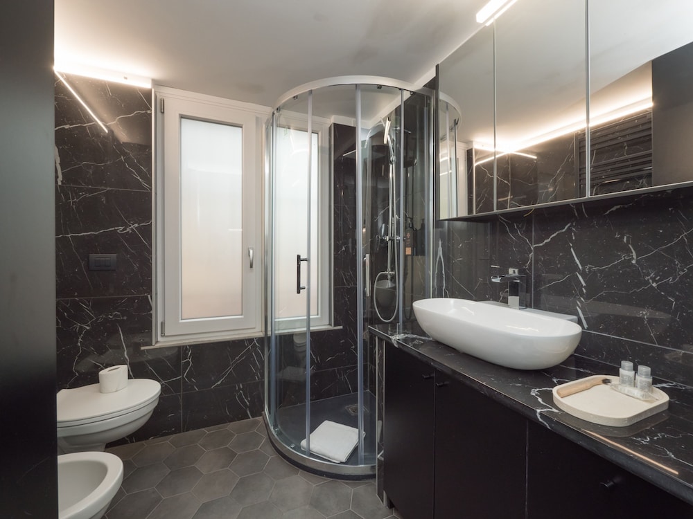 Farini - Charming One-bedroom Apartment in Isola Area