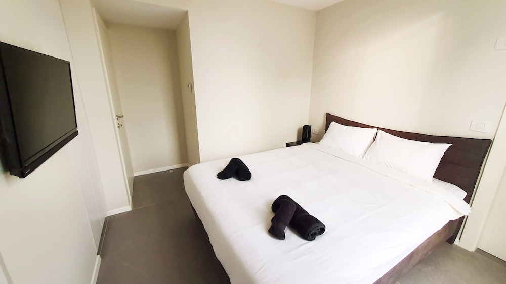 New 3 Bedroom Huge Roof Top 3 min Beach TL57 view 3