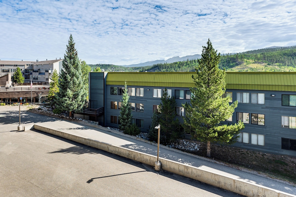 2 Mi to Winter Park Slopes: Mtn-view Condo!