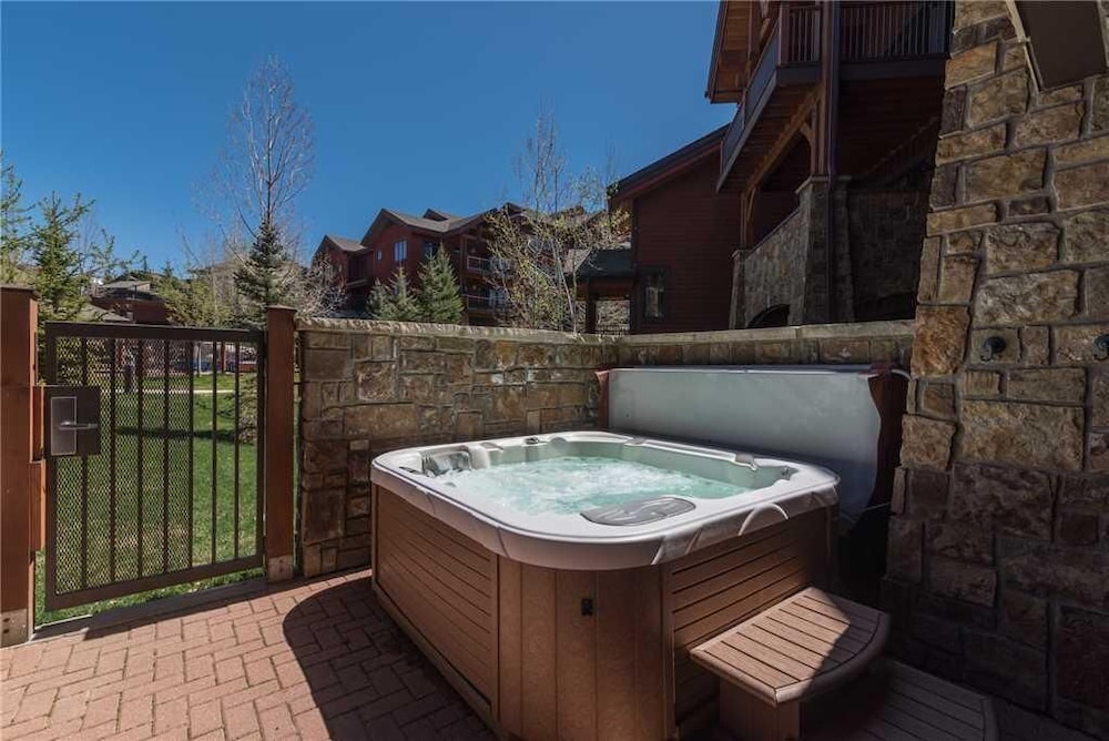 6110 Bear Lodge, Trappeur's Crossing Apartment 3