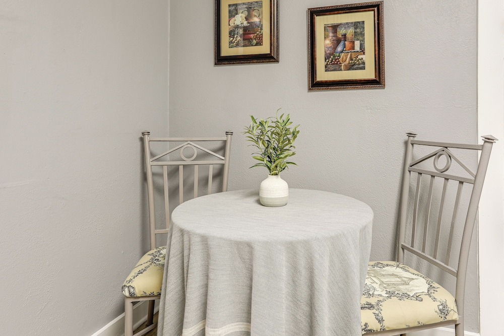 4 Mi to Baton Rouge: Charming Duplex Apartment