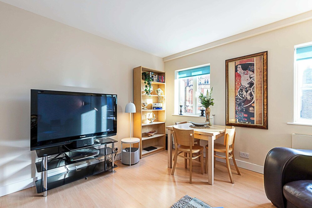 Beautiful Two Bedroom Abode Near Baker Street