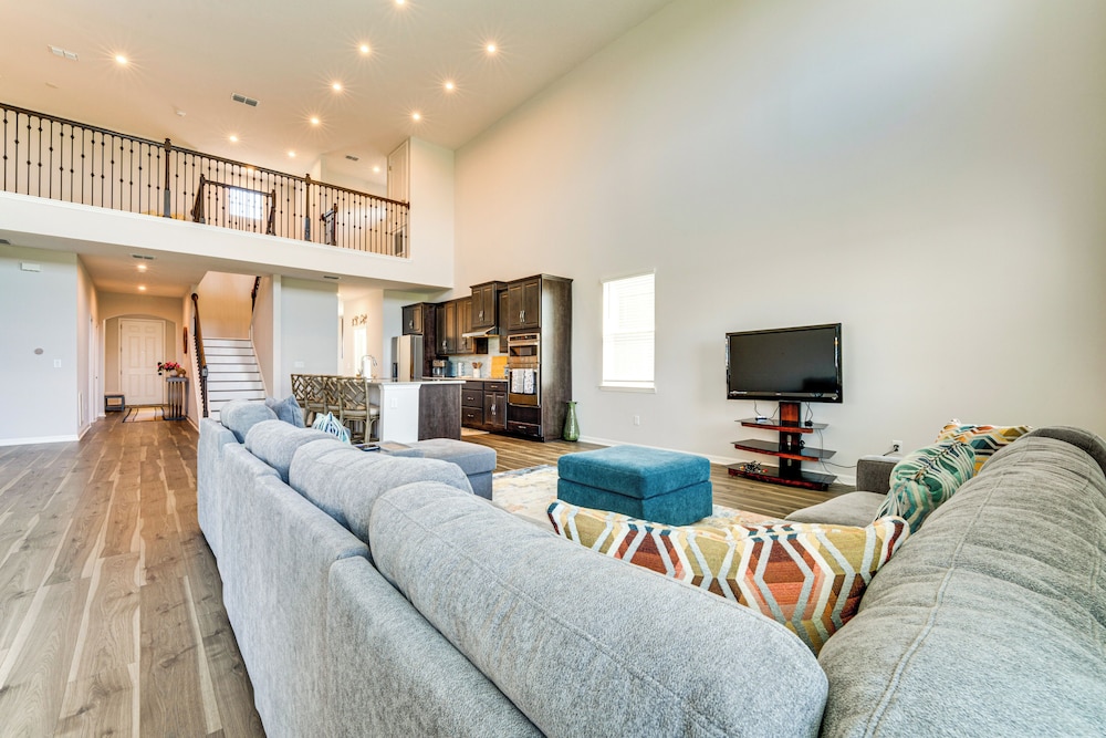 Pool Access: Family Gem w/ Views in St Cloud!