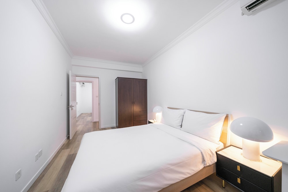 Tyms Elegant 4BR 2BA APT Changning