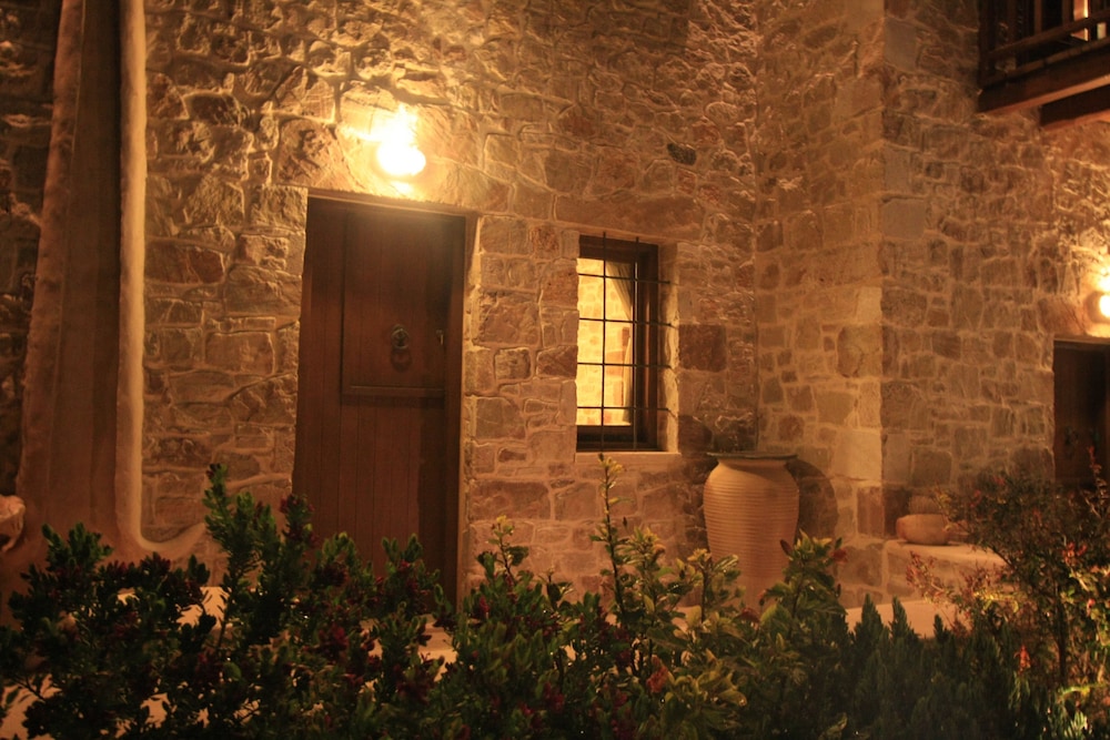 Lithos Traditional Houses