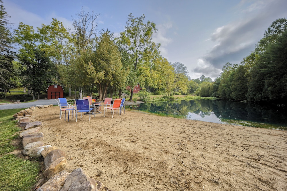 Willow Brook Getaway: Hot Tub, Deck in Mifflinburg