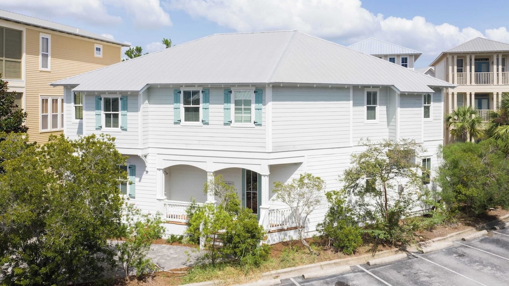 Dunn Inn 2 by Avantstay Walk to Beach, Pool Access, Sleeps 17!