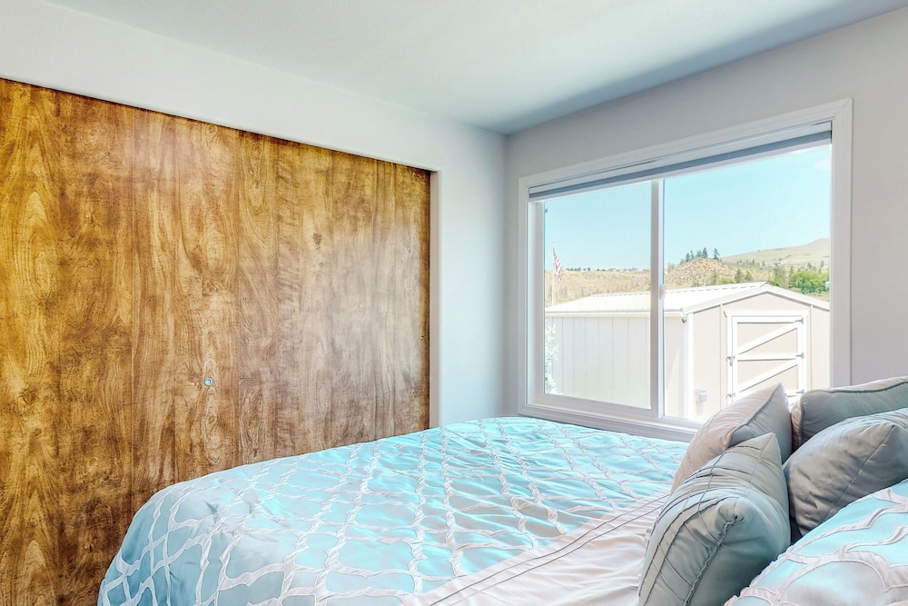 Paradise Point: Lakefront Escape w/ Views