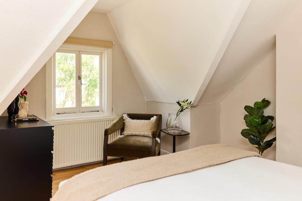 The Waterlow Park Wonder - Trendy 2bdr With Study Room and Patio