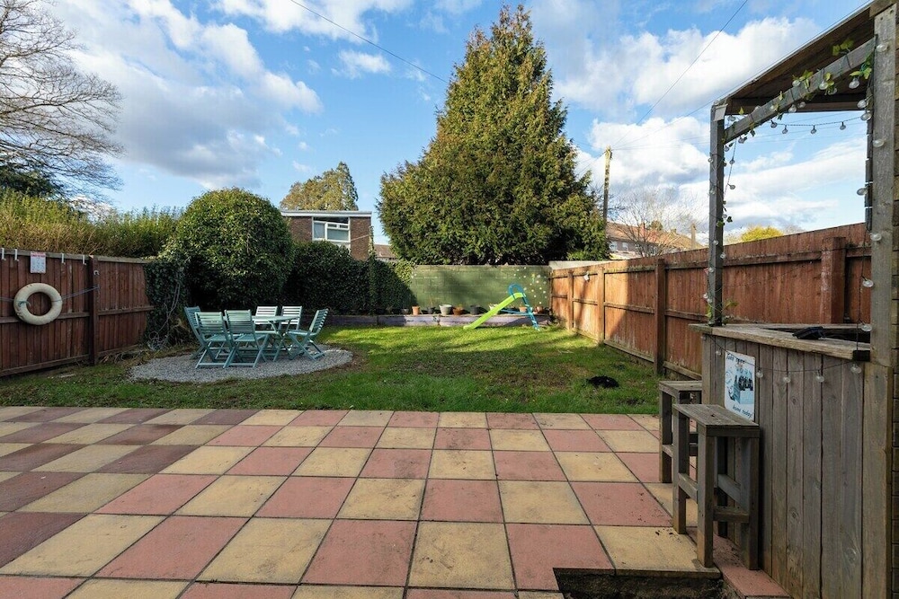 Spacious 3 Bed Home With Pool Table