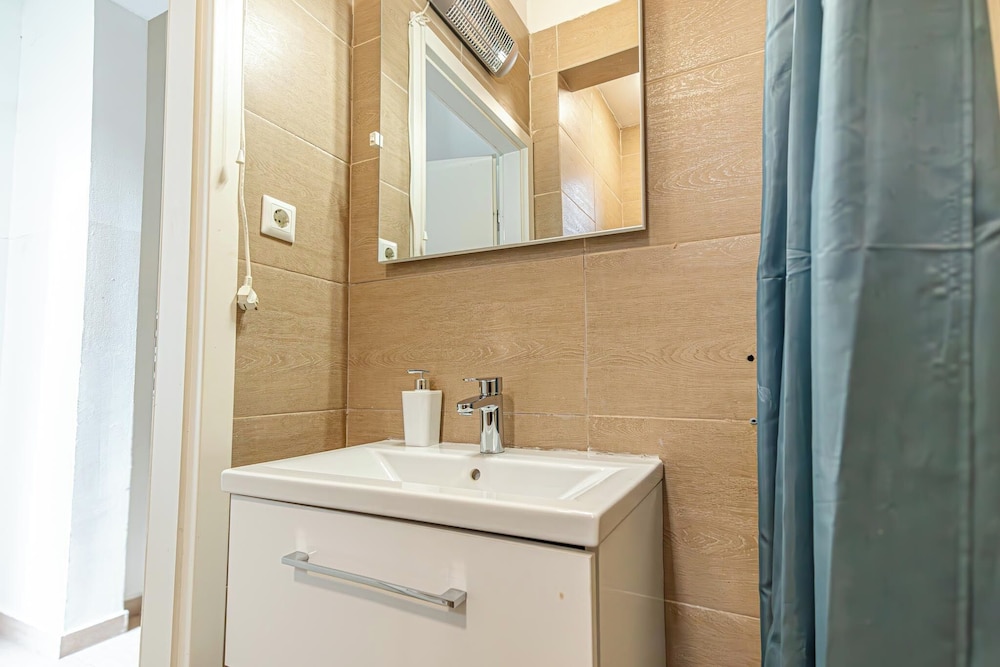 Affordable Stay Near Wiener Stadthalle