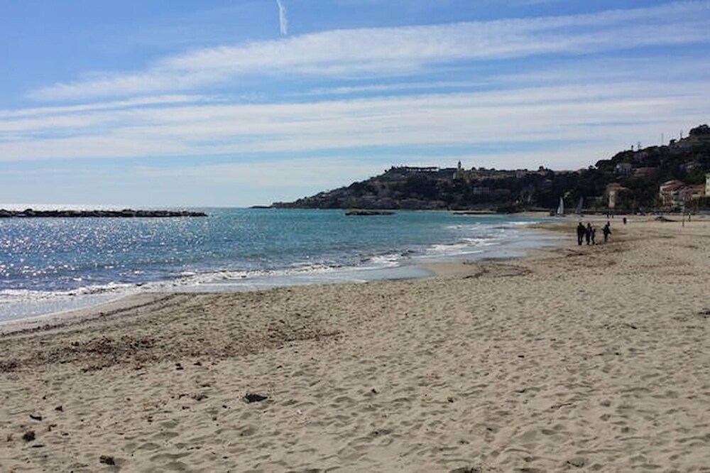 Arma di Taggia - 1 Bedroom Apartment With sea View Terrace
