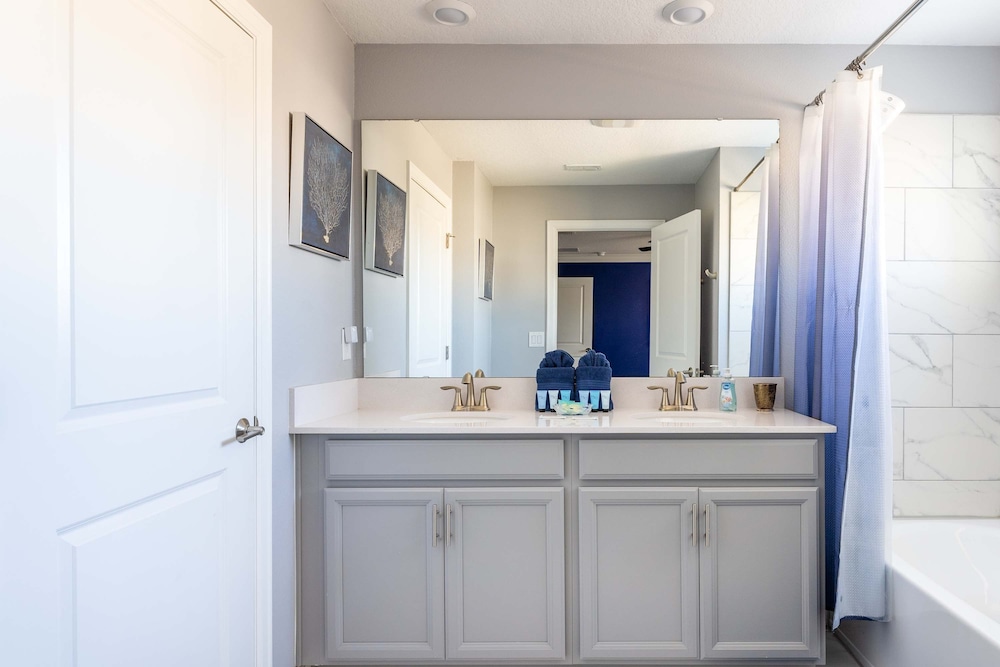 Private Disney Oasis With Pool Hot Tub Ps5 and Modern Amenities