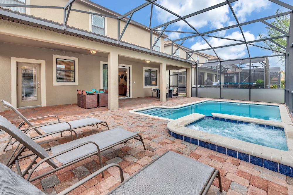 Warm and Inviting Family Villa! Themed Rooms, Movie Room and Upstairs Entertainment Loft - Image 2