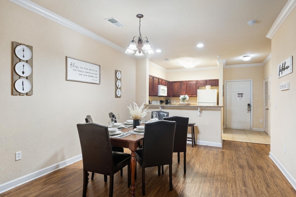Tuscana Resort 2 Bedroom Condo Clubhouse Access 8 miles to Disney 2 Condo