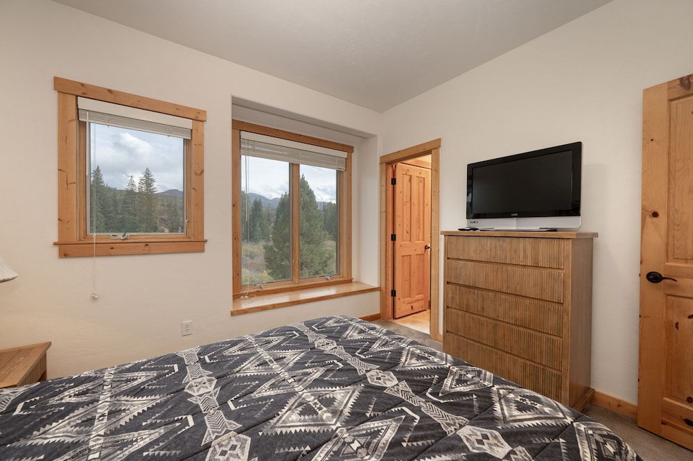 102 Willows Way 3 Bedroom Townhouse by RedAwning view 5