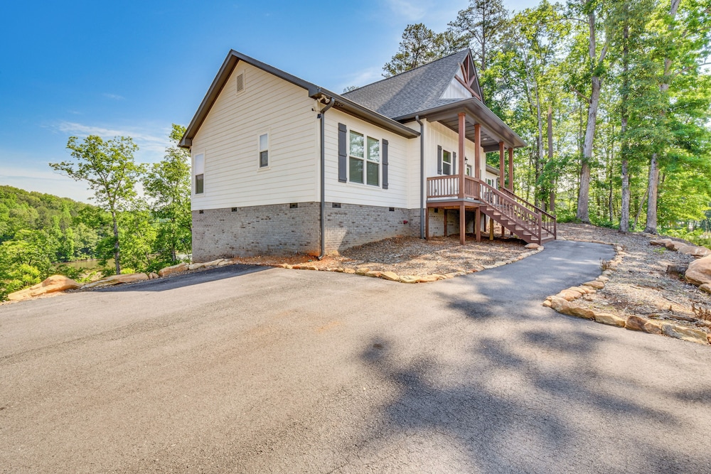 Lake Keowee Getaway: Boat Dock, Deck, Grill! view 5
