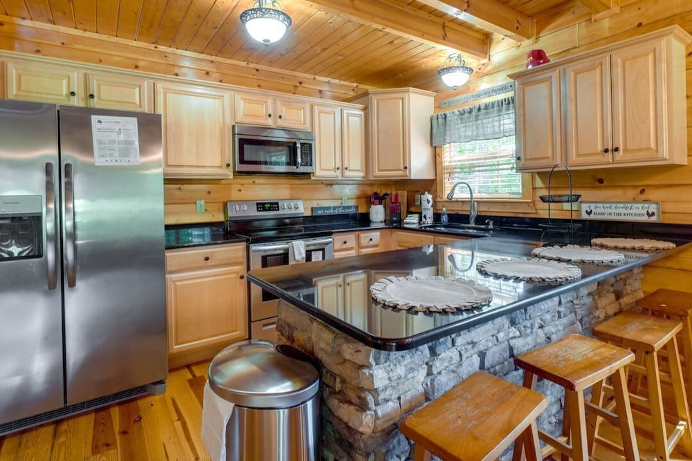 Gatlinburg Getaway - Private Theater Hot Tub