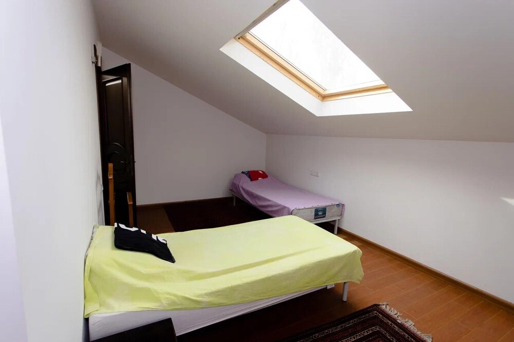 4 Bed Villa Estate Sleeps 7 - Pool, Garden, Sauna