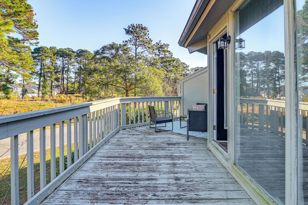 7 Mi to Ocean: Myrtle Beach Condo w/ Deck