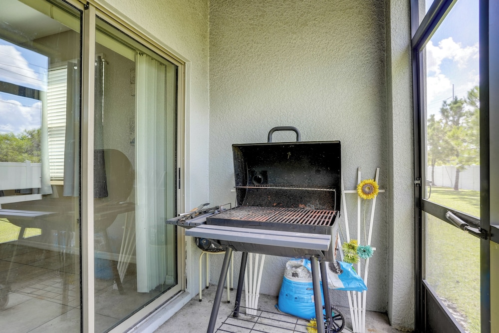 4 Mi to Brandon Exchange: Resort-style Townhome!