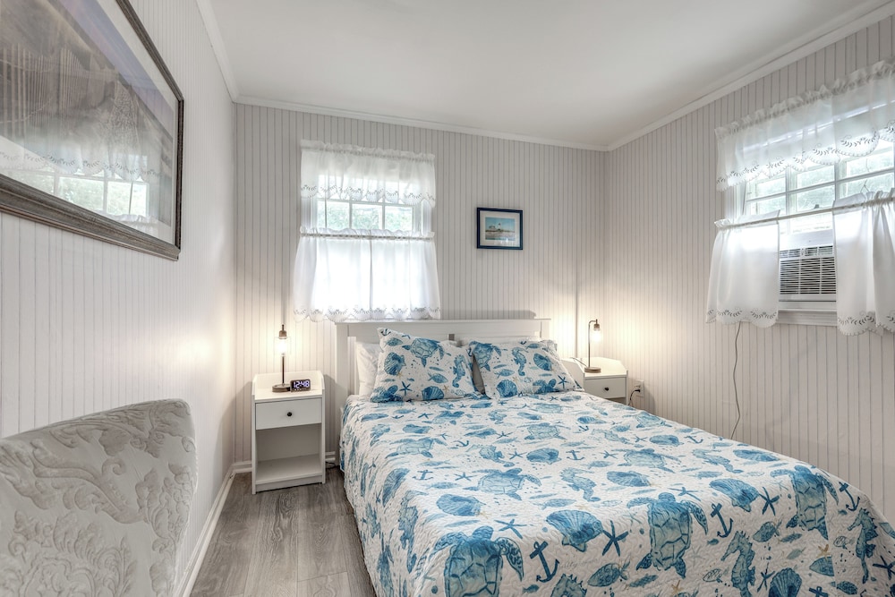 Cozy Cape Cod Cottage < 2 Mi to Beach!