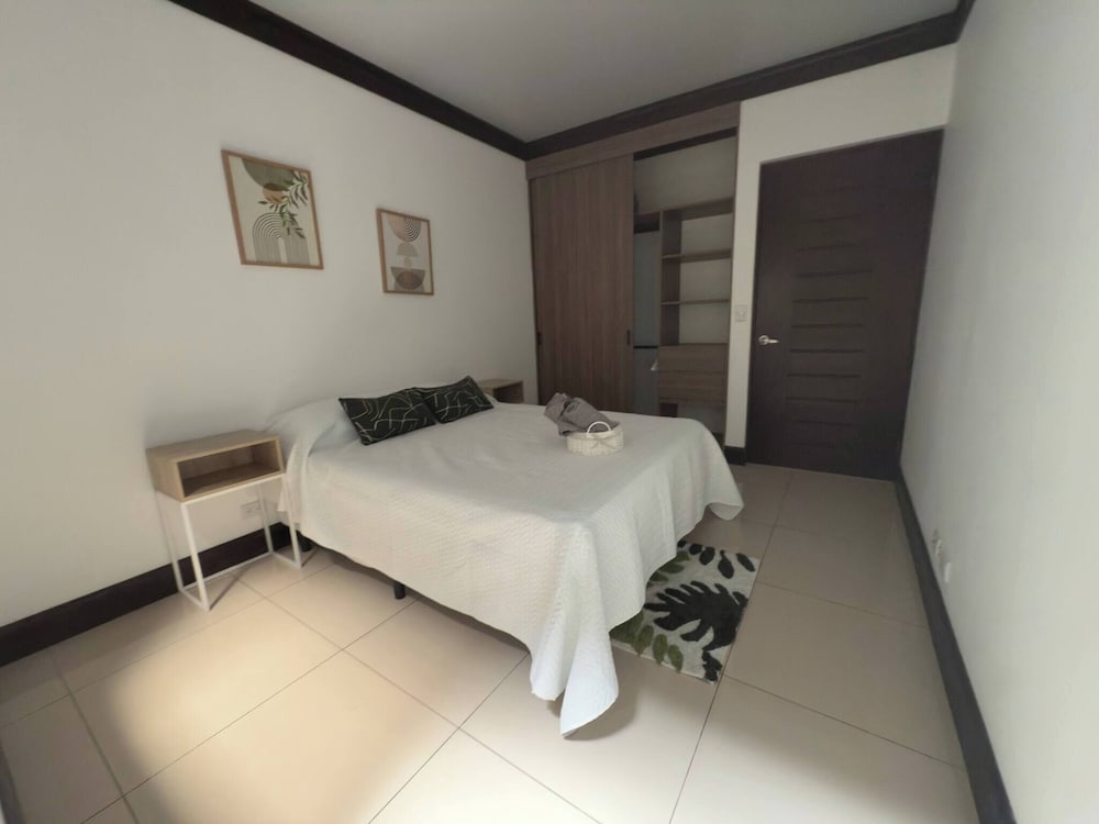 Fully Equipped 3 Beds 2 Cars 20-min Airport