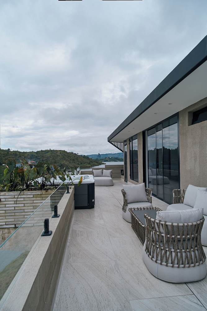 Roka Hotel