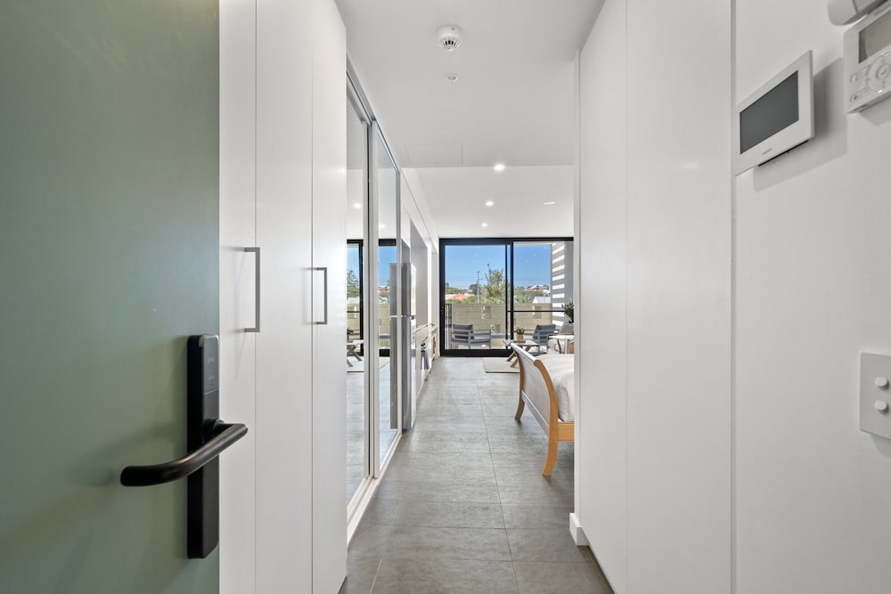 Chic Ground-floor Studio Near Local Cafes
