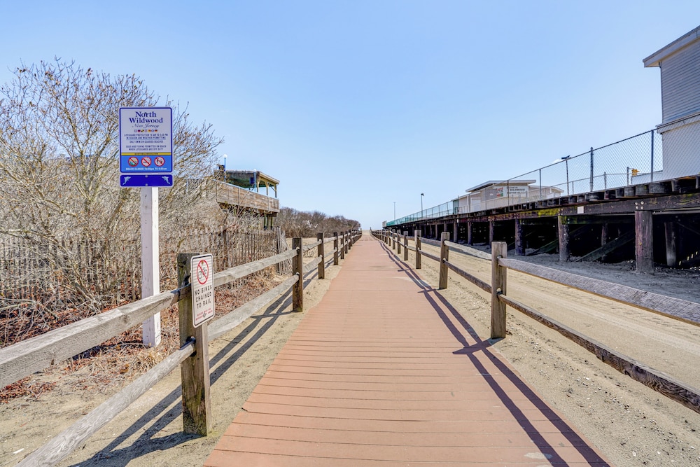 Walk to Beach: North Wildwood Condo w/ Pool Access