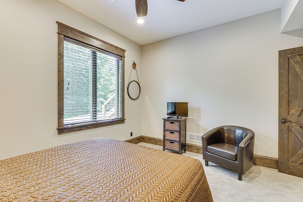 River Views + Wraparound Deck: Dubuque Getaway