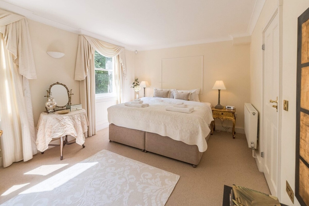 Elegant 3 Bedroom Home Located in South Kensington