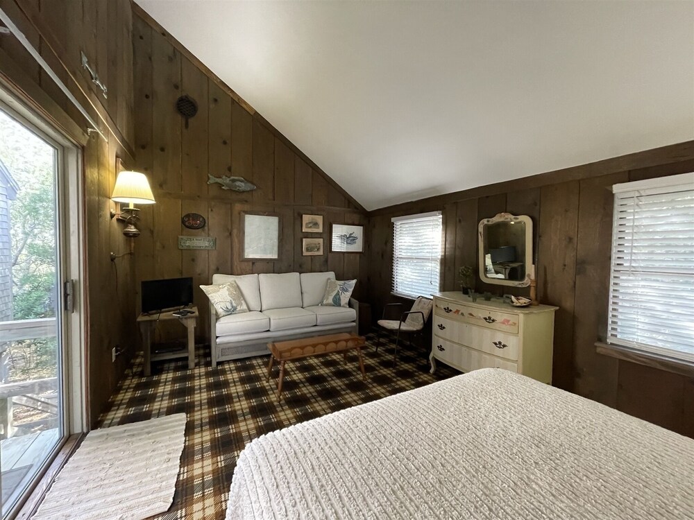 Will's Hideaway 3 Bedroom Cottage by RedAwning