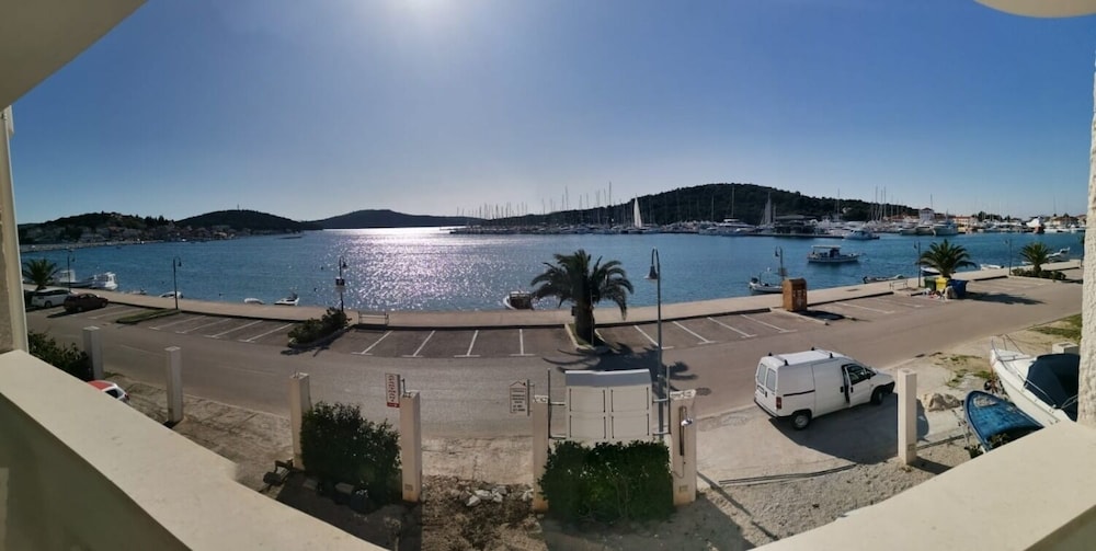Tonci - by the sea - A2 view 4