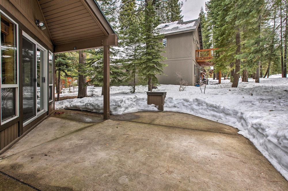 Cabin < 2 Mi to Tahoe Donner Downhill Ski Resort view 5