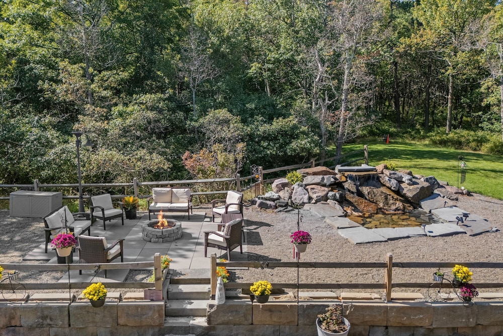 The Bigwood Cabin by Avantstay Hot Tub Firepit Pool Table Private Yard
