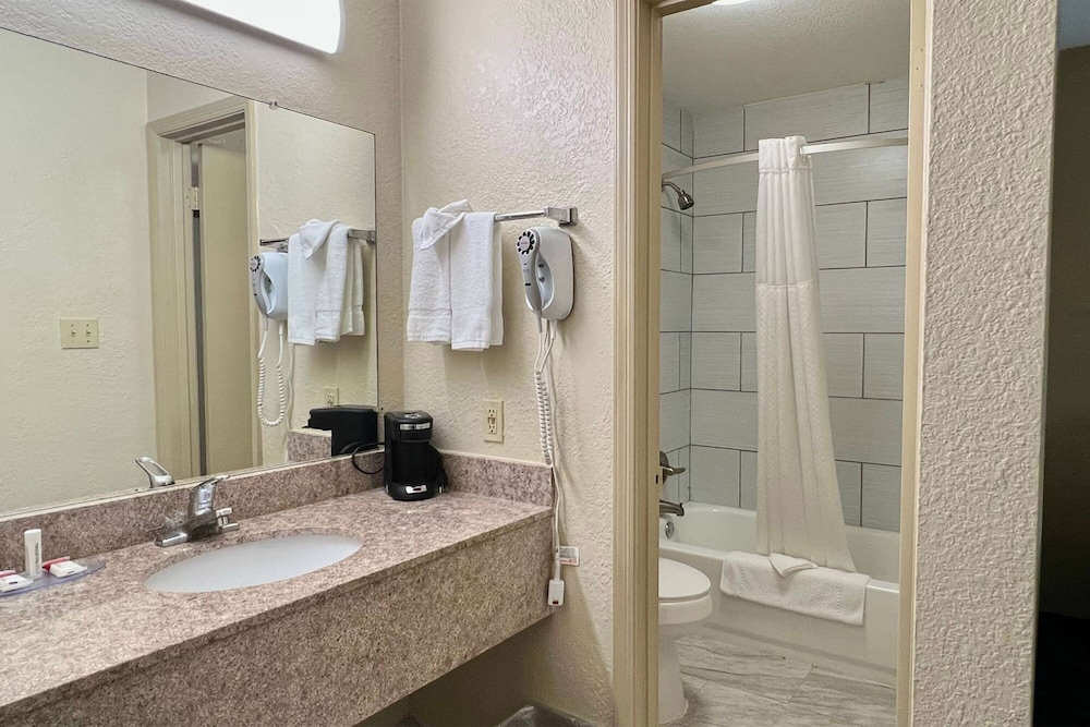 Baymont by Wyndham Troy view 4