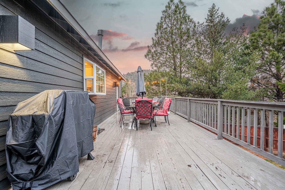 Hot Tub Pool Table Deck With Pilot Butte Views