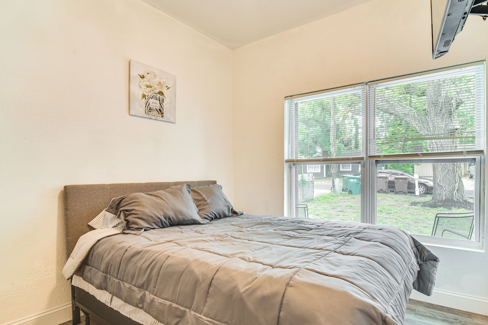 Close to Attractions: Tampa Retreat w/ Yard!
