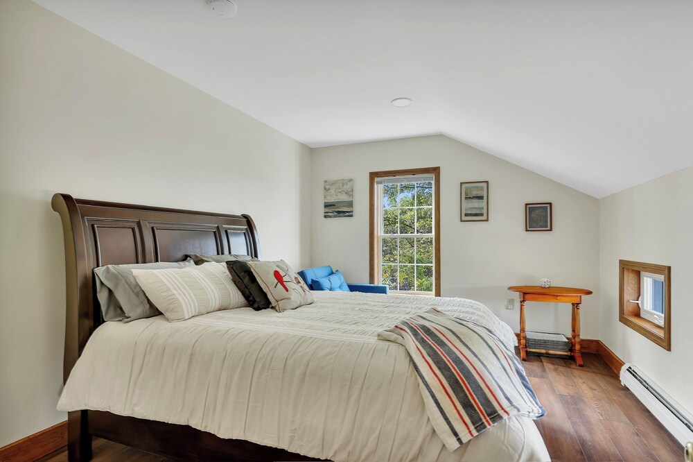 Mountain & Sunset Views: Upstate Family Home